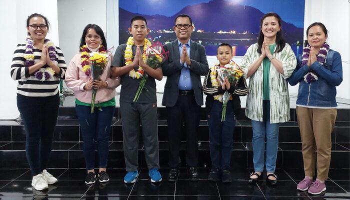 Bupati Toba Jamu Siswa Peraih Medali Perak OSN Tingkat Nasional