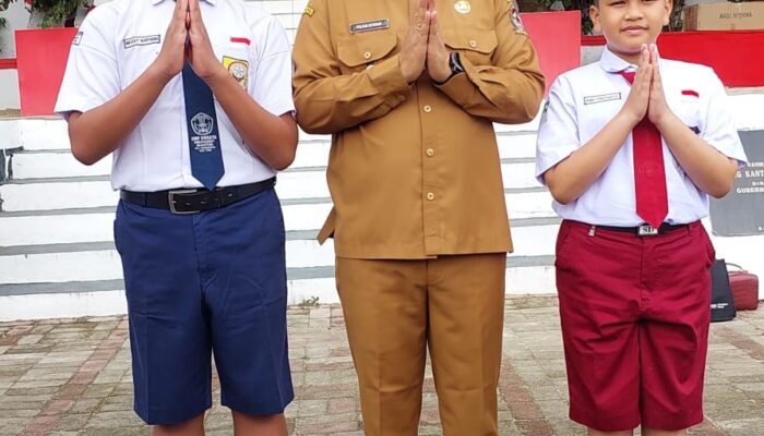 Dua Siswa Peraih Perak OSN Terima Sertifikat Dari Bupati Toba