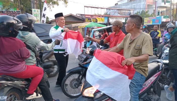 Sambut HUT Kemerdekaan RI, PKB Kota Medan Bagikan Bendera Merah Putih ke Masyarakat