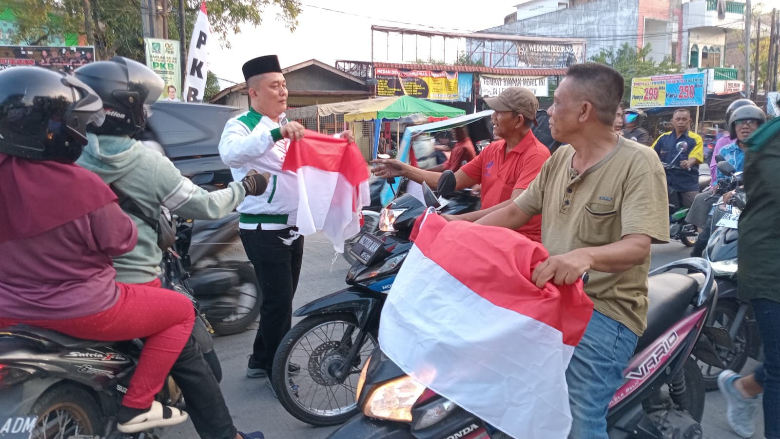 Sambut HUT Kemerdekaan RI, PKB Kota Medan Bagikan Bendera Merah Putih ke Masyarakat