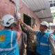 Senior Manager Niaga dan Management Pelanggan, Donny Adriansyah (tengah) bersama Manager PLN Unit Pelaksana Pelayanan Pelanggan (UP3) Medan, Ricky Yacob (kiri) dan Kepala Camat Sunggal, T Chairuniza, S.Sos., MAP (kanan) melakukan penyalaan di rumah salah satu penerima manfaat program LUTD, Kamis (15/8).