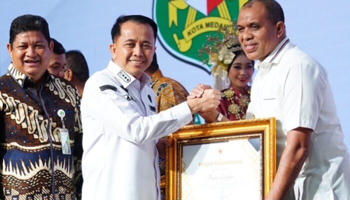 Pj Bupati Langkat Terima Penghargaan Atas Kepedulian Terhadap Pekerja Rentan Sumut