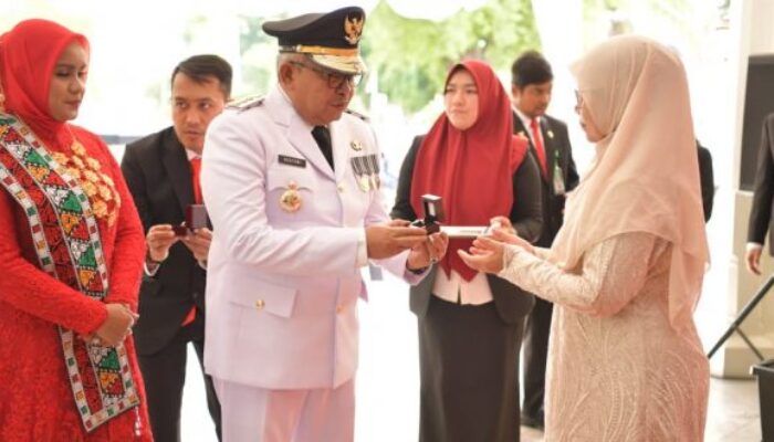 Pj Gubernur Aceh Serahkan Cenderamata Untuk Keluarga Pahlawan