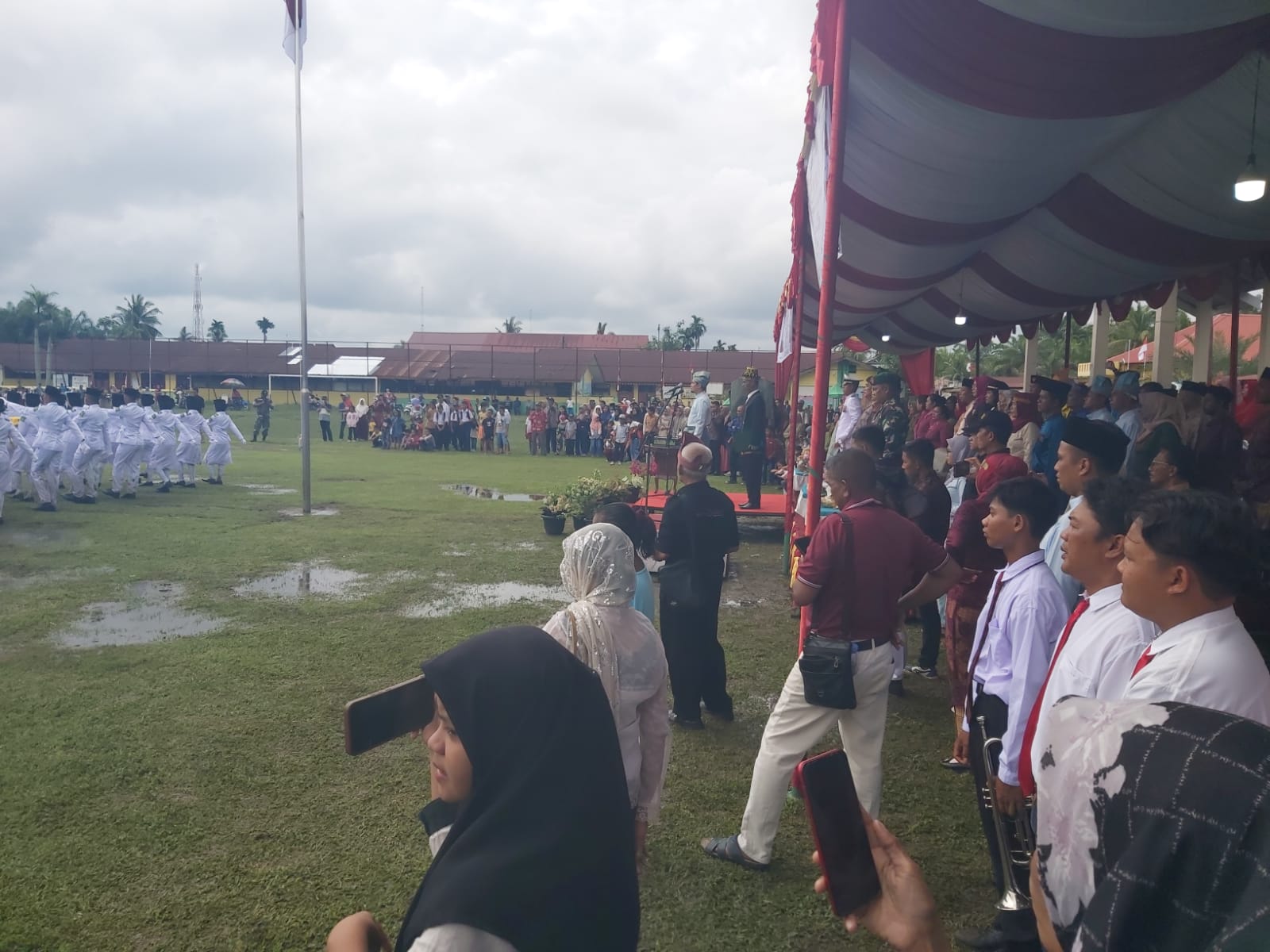 Meski Tergenang Air, Pengibaran Bendera Di Babalan Sukses