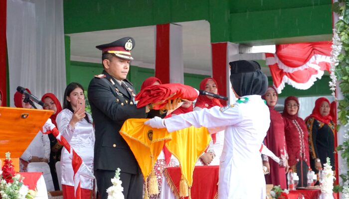 Hujan Lebat Saat Upacara Penurunan Bendera HUT Ke-79 RI