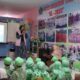Srikandi PLN UP3 Medan, Winda Arista sedang melakukan edukasi mengenai bahaya listrik kepada anak-anak MDTA Al Imam, Jumat (16/8).
