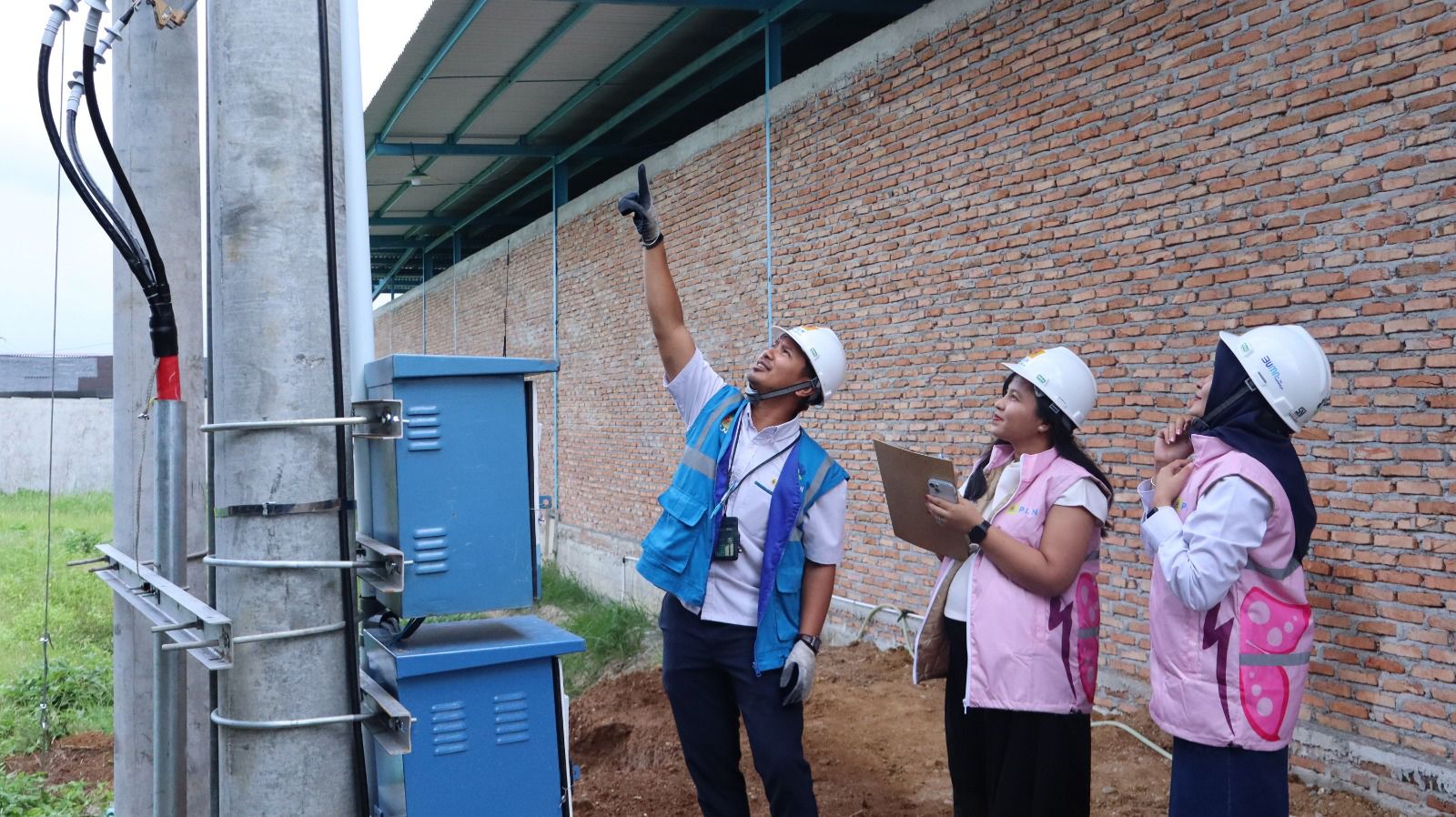 Petugas PLN dan Srikandi PLN UP3 Lubuk Pakam memastikan jaringan listrik telah terpasang dan dalam kondisi prima.