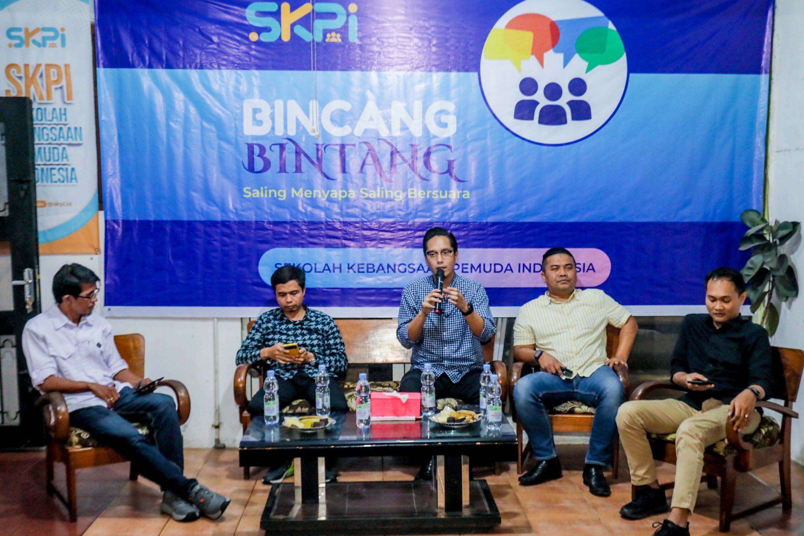 RICO Waas di acara diskusi Sekolah Kebangsaan Pemuda Indonesia (SKPI), di Ketapang Rumah Kopi, Jalan Karya Bakti Medan, Selasa (13/8) malam. Waspada/ist