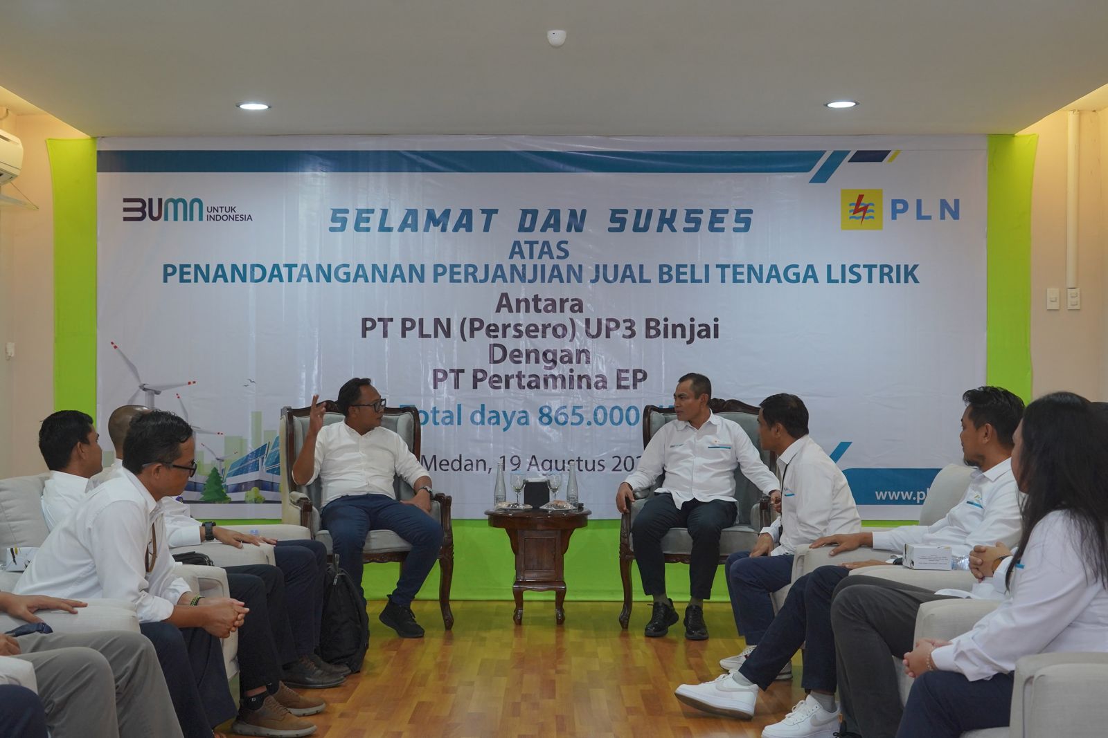 General Manager PLN UID Sumatera Utara, Saleh Siswanto (kanan) bersama Senior Manager Productions and Projects Zona 1 PT Pertamina EP, Tedjo Sumantri (kiri) menyambut baik sinergi antara PLN dengan Pertamina, Senin (19/8).