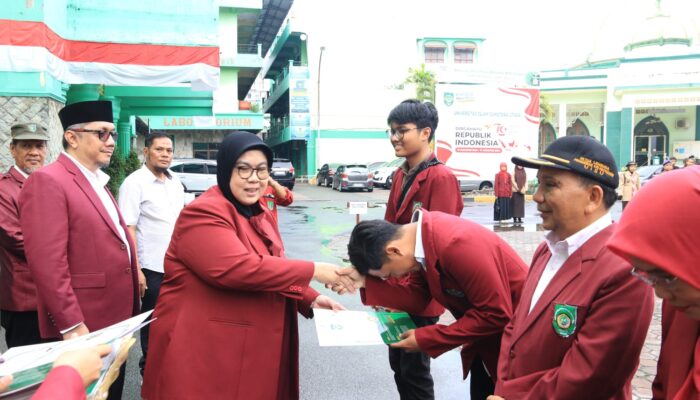 Rektor UISU Beri Penghargaan Kepada Pemenang PKM 2024