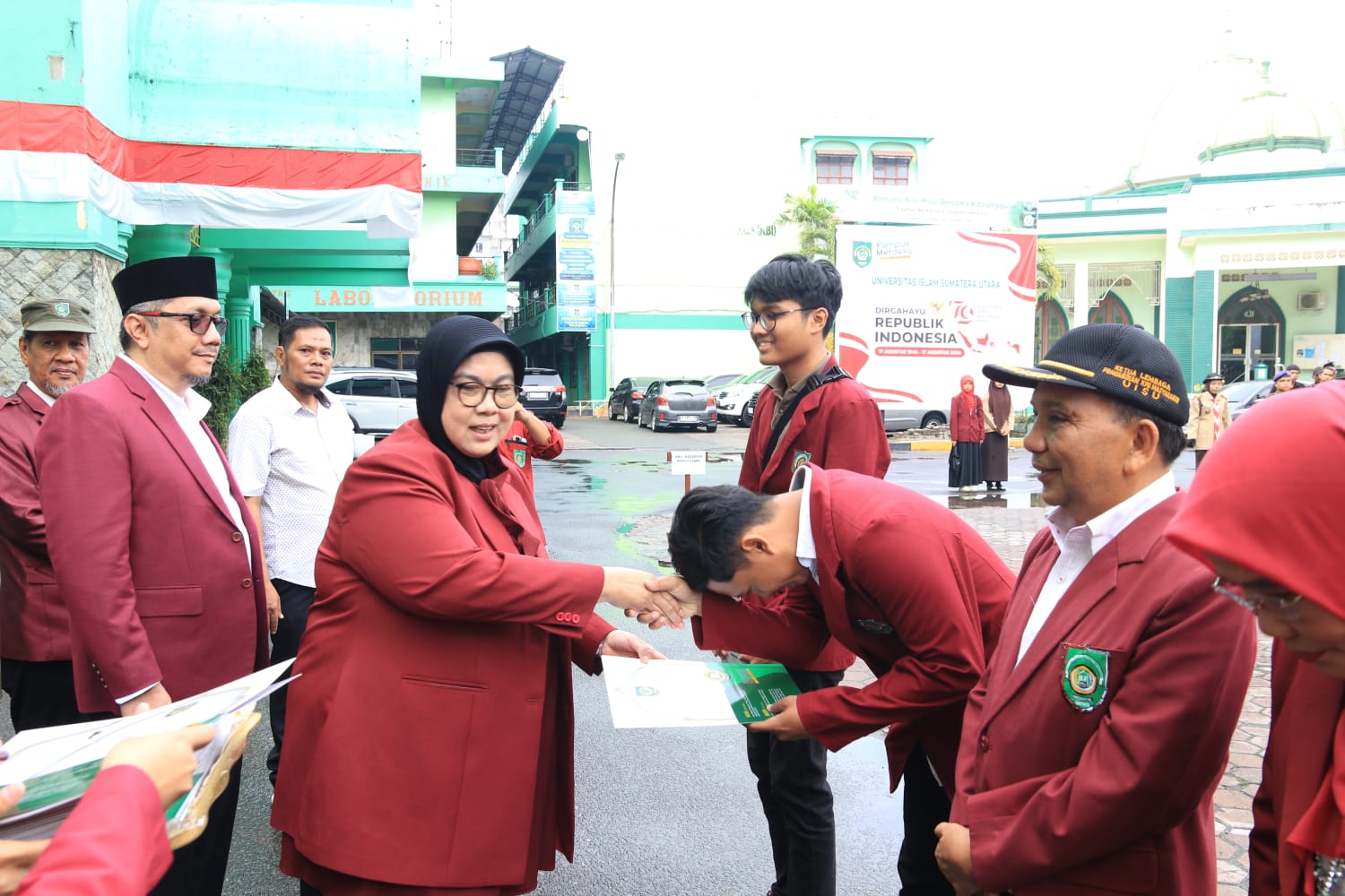 Rektor UISU Beri Penghargaan Kepada Pemenang PKM 2024