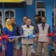 General Manager PLN UID Sumatera Utara, Saleh Siswanto (tengah) beserta jajaran management bersama Ketua PIKK, Lydia Saleh Siswanto secara simbolis melakukan pemotongan pita peresmian Rumah Singgah Cahaya, Selasa (20/8).