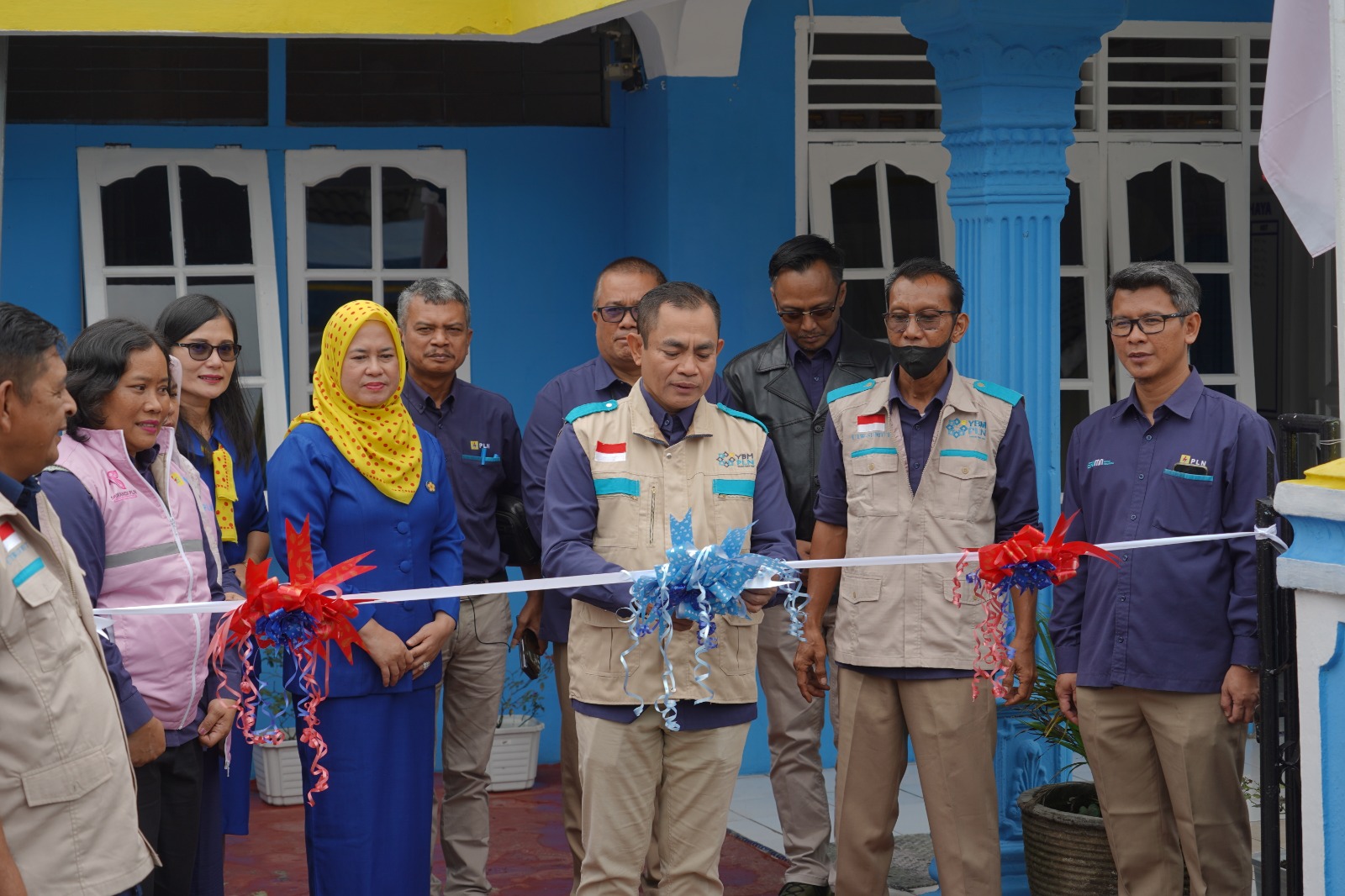 General Manager PLN UID Sumatera Utara, Saleh Siswanto (tengah) beserta jajaran management bersama Ketua PIKK, Lydia Saleh Siswanto secara simbolis melakukan pemotongan pita peresmian Rumah Singgah Cahaya, Selasa (20/8).