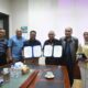 REKTOR Unimed Prof. Dr. Baharuddin, ST., M.Pd, dan Ketua KI Provinsi Sumatera Utara Dr. Abdul Haris Nasution, SH., M.Kn dan jajaran berfoto bersama usai penandatanganan MOU, yang dilaksanakan di Ruang Rektor Unimed, Selasa (20/8). Waspada/ist.