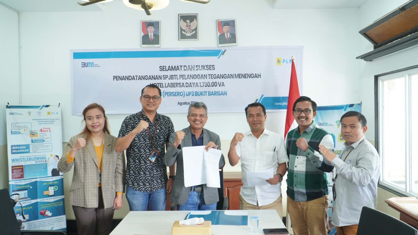 Manager PLN UP3 Bukit Barisan, Ramses Hutajulu (tiga dari kiri) melakukan penandatanganan SPJBTL dengan Hotel Labersa yang diwakilkan oleh Harangan Hutahaean (tiga dari kanan), Jumat (23/8).