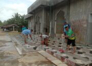 Ciptakan Kenyamanan Tamu PON XXI, BKPRMI Bersih Masjid Lokasi Wisata