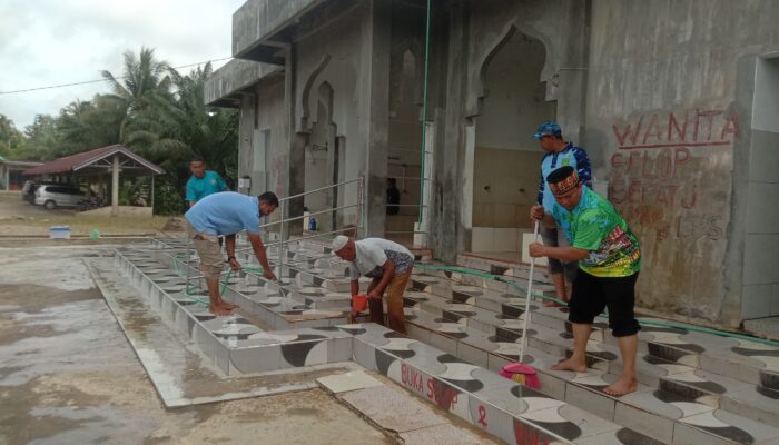 Ciptakan Kenyamanan Tamu PON XXI, BKPRMI Bersih Masjid Lokasi Wisata