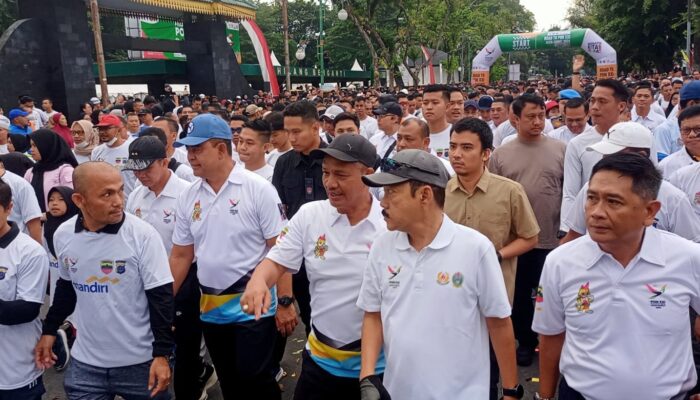 Ribuan Peserta IkutJalan Santai Road to PON