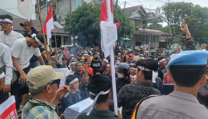 Ratusan Massa Geruduk KPU Nisel