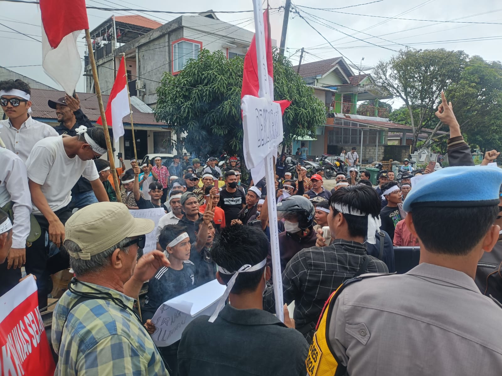 Ratusan Massa Geruduk KPU Nisel