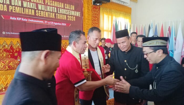 Pendaftaran Paslon Sayuti Abu Bakar-Husaini Disambut Tarian Adat