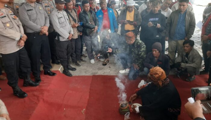 Hari Pertama Pendaftaran Pilkada, KPU Simalungun Didatangi Pengunjuk Rasa