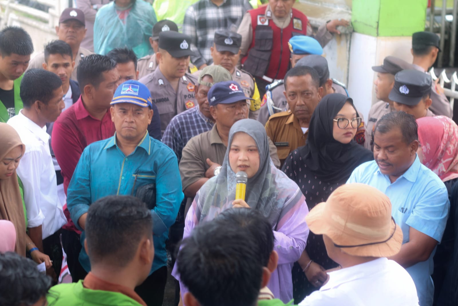 Munawaroh Temui Massa Kawal Putusan MK Di Sidimpuan
