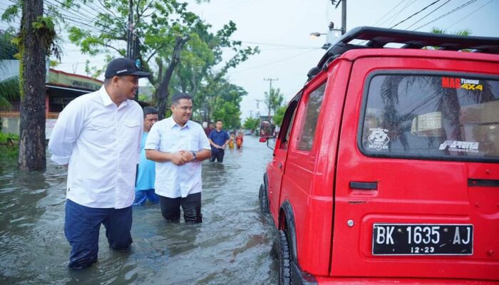 Didampingi Pj Sekda, Bobby Nasution Terobos Banjir Lihat Langsung Kondisi Warga