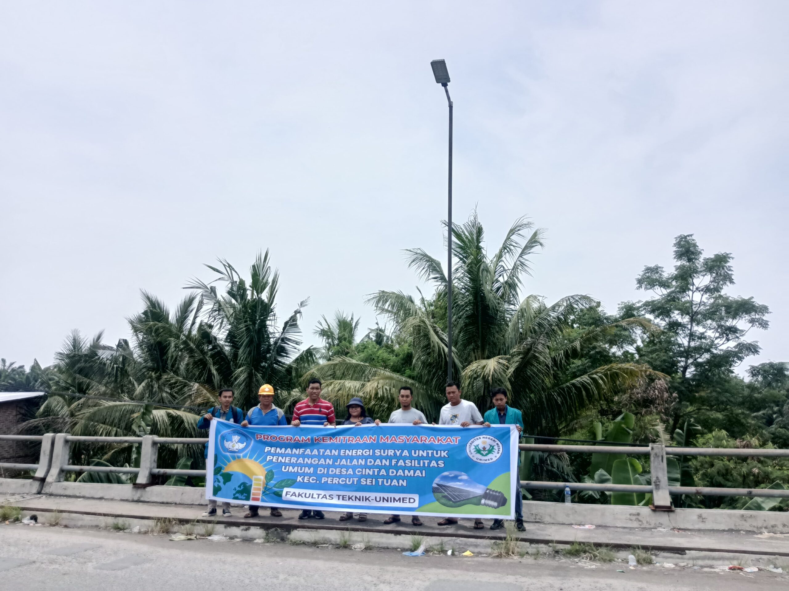 Dosen Unimed Memberikan Edukasi  Pemasangan Lampu Penerangan Jalan Umum Berbasis Tenaga Surya Di Desa Cinta Damai, Percut Seituan