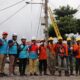Foto bersama Manager PLN UP3 Binjai (lima dari kiri) bersama petugas sebelum melakukan pekerjaan penggantian komponen Jaringan Tegangan Menengah.