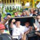 BALON Wali Kota dan calon Wakil Wali Kota Medan, Rico-Zaki diantar naik betor untuk mendaftar ke KPU Kota Medan, di Jalan Kejaksaan, Medan, Kamis (29/8). Waspada/ist