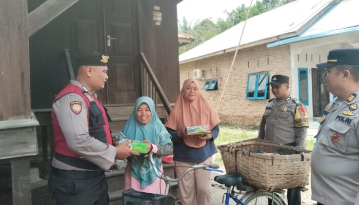 Personel Polres Langkat Bagi Nasi Kotak