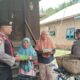 Personel Polres Langkat Bagi Nasi Kotak
