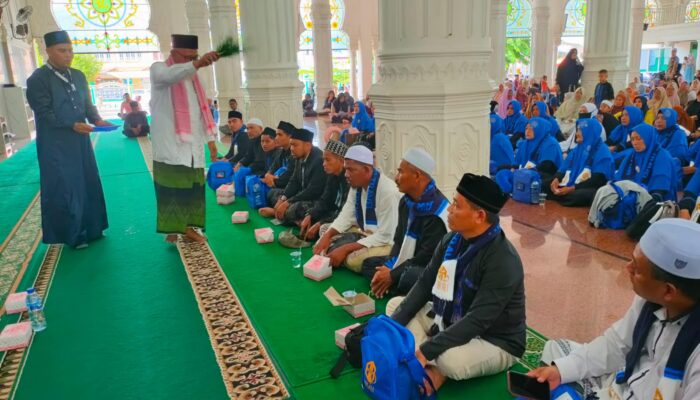 Anggota MPU Aceh Peusijuk Seratusan Jamaah Umrah