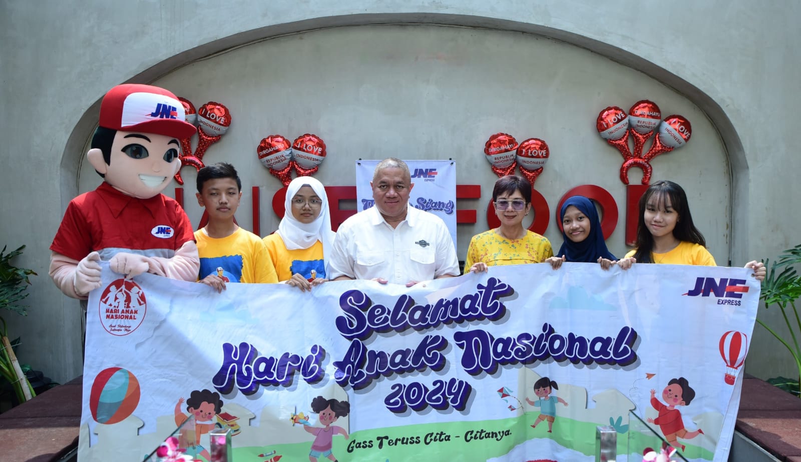 JNE berbagi kebahagiaan bersama anak-anak berbakat dan berprestasi dari Rumah Kerja Penyandang Disabilitas I’m Star Bintaro dan anak karyawan JNE penerima beasiswa. Waspada/ist