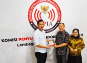 KPI Aceh Serahkan Buku ‘Mewujudkan Penyiaran Aceh Yang Sehat Dan Islami’ Kepada KPID Sumut