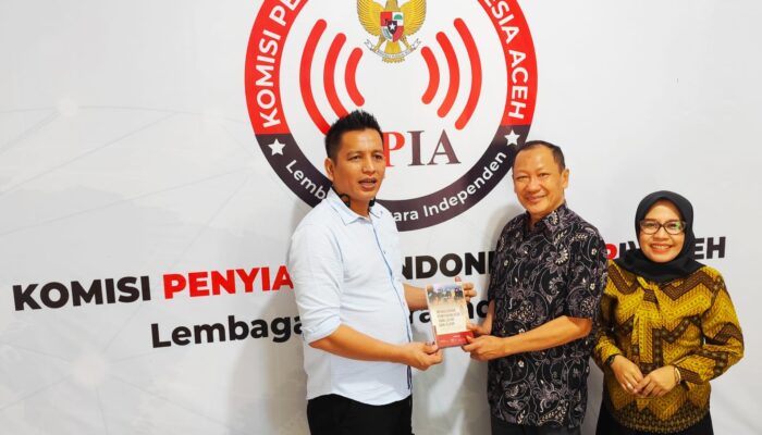 KPI Aceh Serahkan Buku ‘Mewujudkan Penyiaran Aceh Yang Sehat Dan Islami’ Kepada KPID Sumut