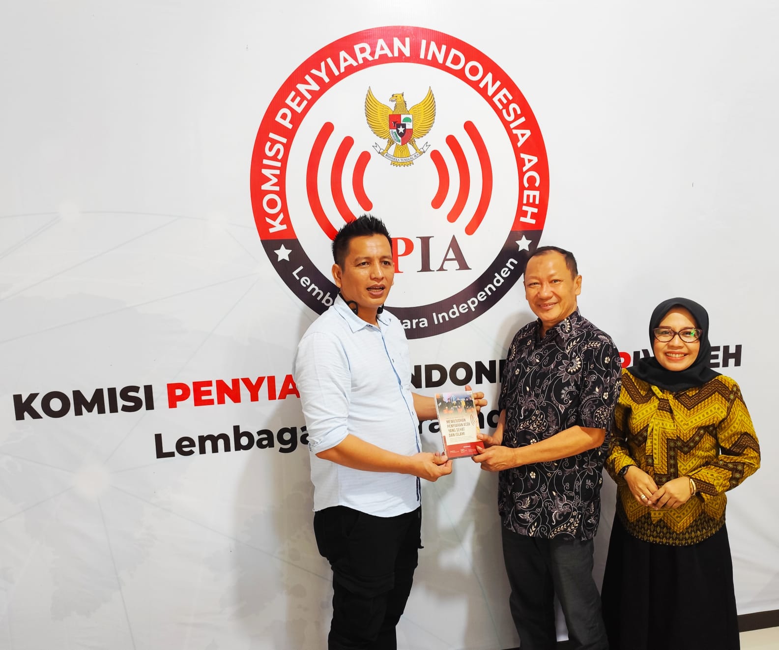 KPI Aceh Serahkan Buku 'Mewujudkan Penyiaran Aceh Yang Sehat Dan Islami' Kepada KPID Sumut