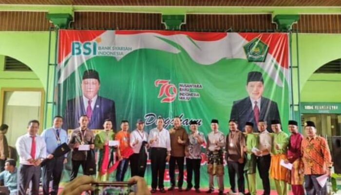 Kakanwil Kemenagsu Serahkan Hadiah Juara Lomba HUT Kemerdekaan RI
