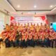 PARA pengurus berfoto bersama usai merayakan HUT ke-33 Persaudaraan Arek-Arek Suroboyo (PAAS), pelantikan periode 2024-2026 dan syukuran HUT ke-79 RI di Focal Point, Ring Road Medan, Minggu (18/8). Waspada/Ist