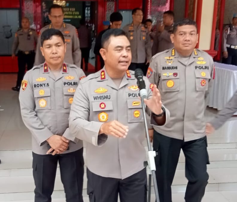 KAPOLDA Sumut Irjen Pol. Whisnu Hermawan Februanto didampingi PJU menyampaikan penjelasan kepada wartawan, Senin (5/8). Waspada/Ist