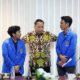 REKTOr UMSU, Prof Agussani bersama kedua mahasiswa yang lolos program IISMA 2024 ke Thailand dan Ceko. Waspada/Ist