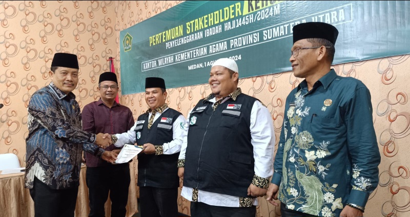 Kepala KUA Medan Denai Terima Penghargaan Dari Kakanwil Kemenagsu