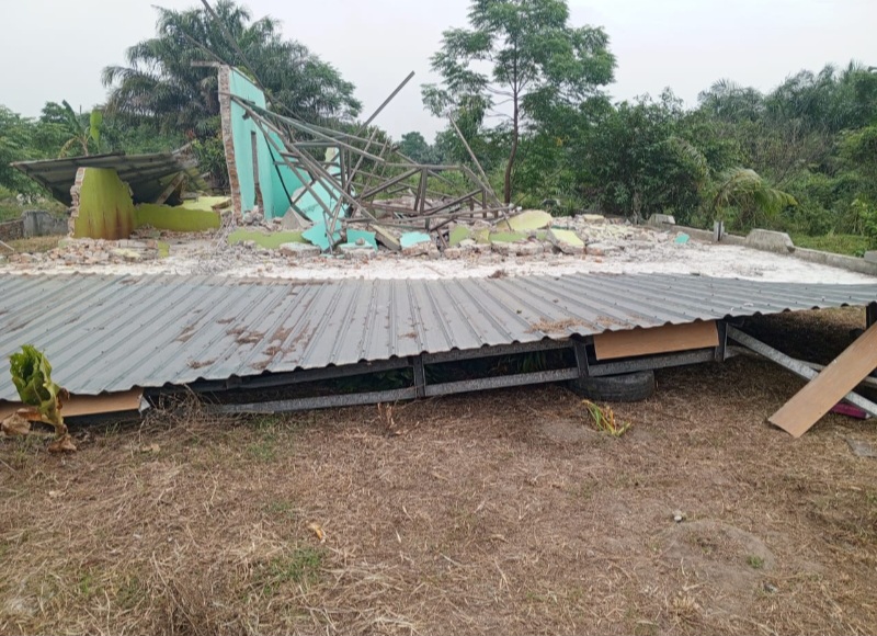 TAMPAK puing--puing Mushola Al-Ikhlas yang dirubuhkan di Jl. Perjuangan Pasar 12 Tembung Desa Bandarklippa Gang Yaohu, Kecamatan Percut Seituan, Kabupaten Deliserdang Deliserdang, Jumat (2/8) pagi hingga sore. Waspada/ist