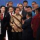 BERTEMU PRESIDEN : KETUA Umum BPD Gapensi (Gabungan Pelaksana Konstruksi Nasinonal (Gapensi) Sumut Sanggam SH Bakkara (membelakangi kamera) bertemu dan berbincang dengan Presiden Jokowi, di Rabu (31/7) saat pengukuhan BPP Gapensi di Menara Bank Mega, Jakarta. Pada kesempatan itu, Sanggam menyampaikan perlunya deregulasi administrasi dan deregulasi birokrasi bagi dunia usaha konstruksi. Dia juga menyerahkan dan menjelaskan minatur Rumah Bolon Batak Toba dan Ulos Batak. Waspada/Ist