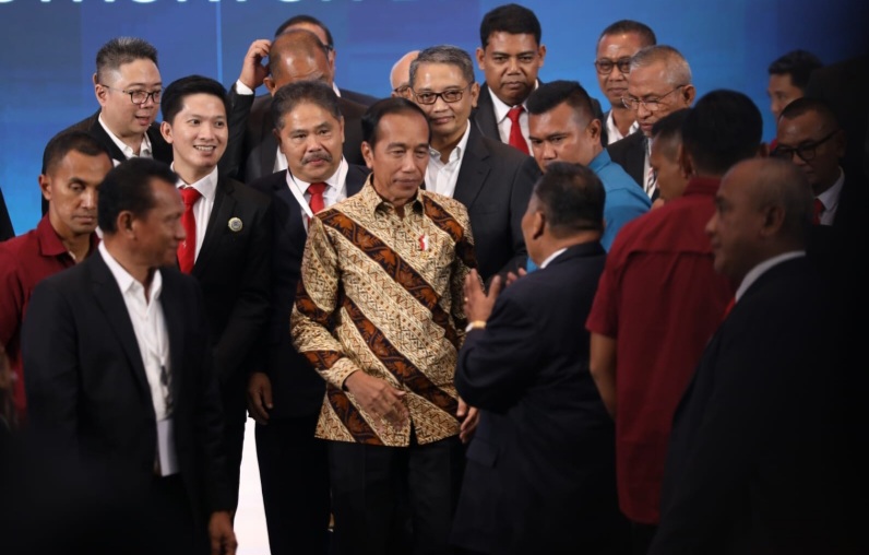 BERTEMU PRESIDEN : KETUA Umum BPD Gapensi (Gabungan Pelaksana Konstruksi Nasinonal (Gapensi) Sumut Sanggam SH Bakkara (membelakangi kamera) bertemu dan berbincang dengan Presiden Jokowi, di Rabu (31/7) saat pengukuhan BPP Gapensi di Menara Bank Mega, Jakarta. Pada kesempatan itu, Sanggam menyampaikan perlunya deregulasi administrasi dan deregulasi birokrasi bagi dunia usaha konstruksi. Dia juga menyerahkan dan menjelaskan minatur Rumah Bolon Batak Toba dan Ulos Batak. Waspada/Ist
