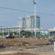 PARA pekerja terlihat menyelesaikan proyek revitalisasi Stadion Kebun Bunga, Senin (5/8). Waspada/Arianda Tanjung