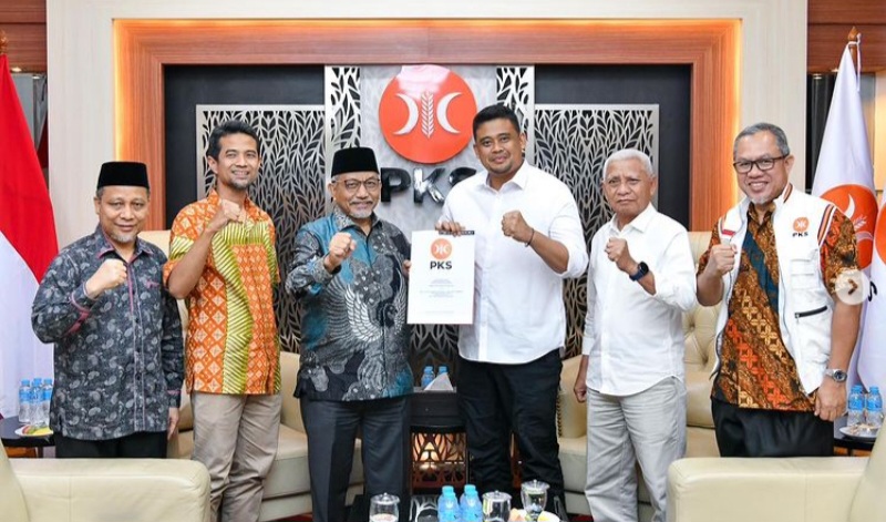 DPP Partai Keadilan Sejahtera (PKS) menyerahkan rekomendasi dukungan kepada Bobby Nasution sebagai bakal calon Gubsu di kantor DPP PKS, Jakarta Selatan, Jumat sore pekan lalu. Waspada/ist