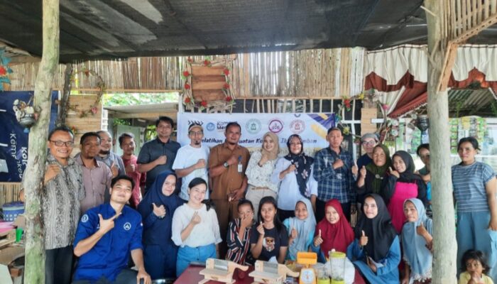 Tim PKM STIE Dan STIH Graha Kirana Latih IRT Buat Kerupuk Ikan Tamban