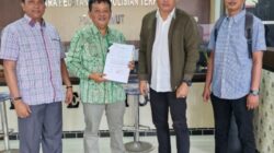 SEKJEN DPW PKB Sumut Loso Mena dan sejumlah pengurus memperlihatkan bukti laporan di Polda Sumut, Rabu (7/8). Waspada/Ist